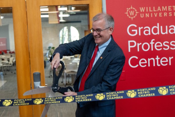 President Thorsett cuts the ribbon at Willamette’s new Graduate and Professional Center